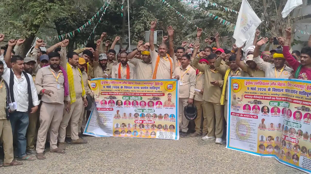 विभिन्न मांगों को लेकर बिहार राज्य बस चालक संघ का धरना