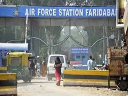 फरीदाबाद : एयरफोर्स स्टेशन की दीवार फांदकर अंदर घुसा युवक, सुरक्षाकर्मियों ने पकड़ा