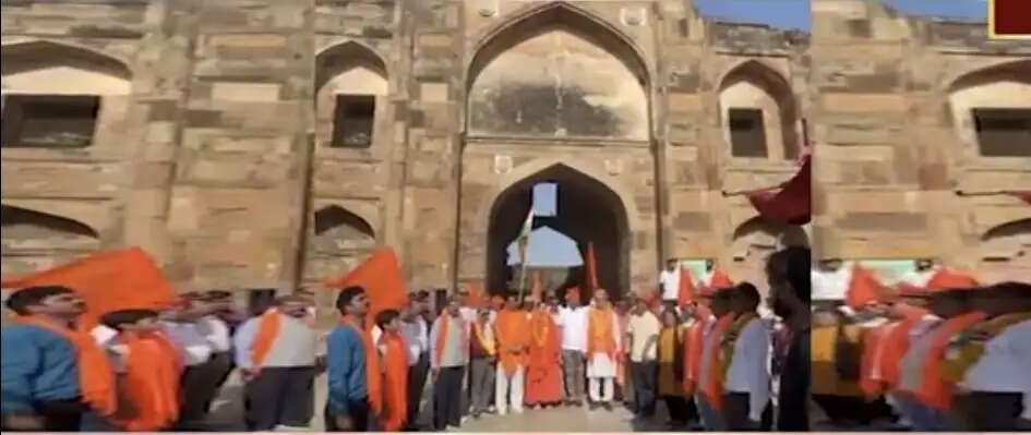सम्राट पृथ्वीराज चौहान स्मारक पर किया ध्वजारोहण एवं पुष्पांजलि