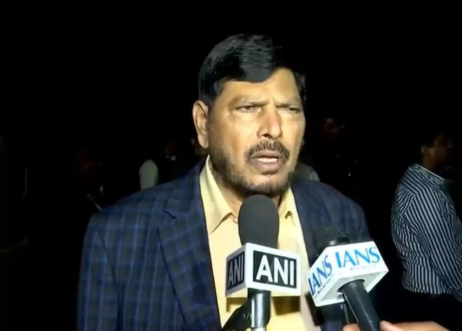 प्रधानमंत्री आवास पर विशेष रात्रि भोज के लिए पहुंचे एनडीए के सांसद