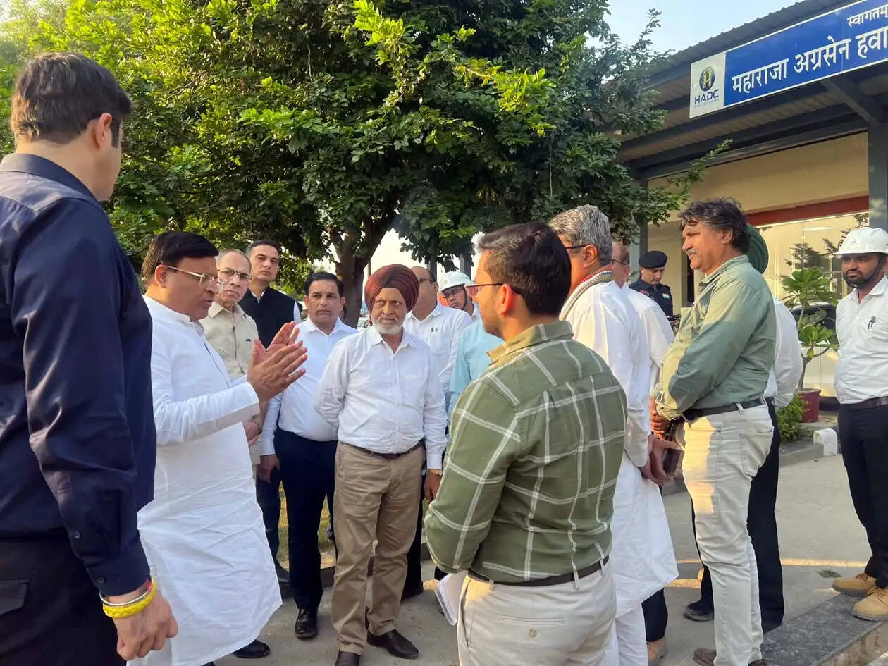 हिसार हवाई अड्डे पर सुविधाएं बढ़ाने व महाराजा अग्रसेन की प्रतिमा के लिए जगह तय करने के निर्देश