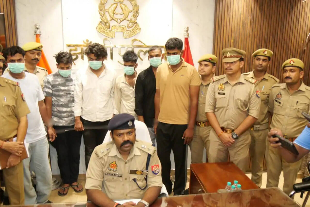 गुजरात के व्यापारी के मुनीम से 24.90 लाख की लूट का खुलासा, दो सिपाहियों समेत छह गिरफ्तार