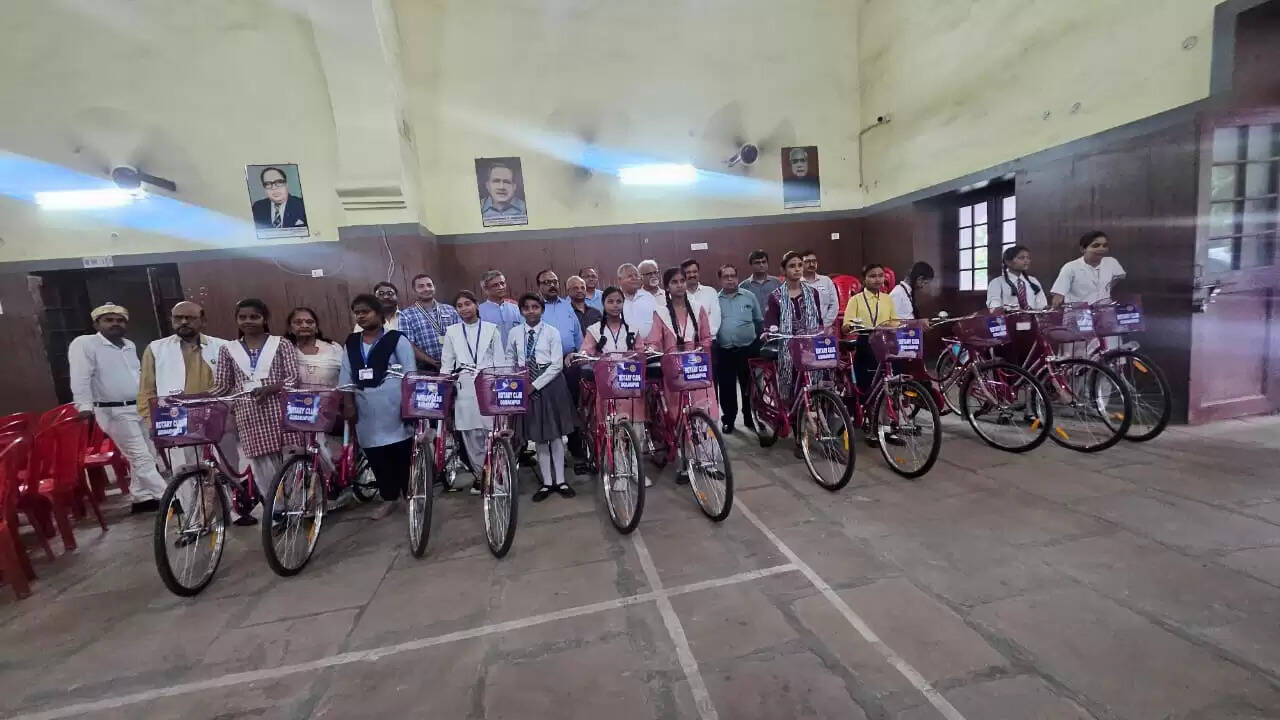 छात्राओं के लिए साइकिल आत्मबल और स्वाभिमान का प्रतीक है : महापौर