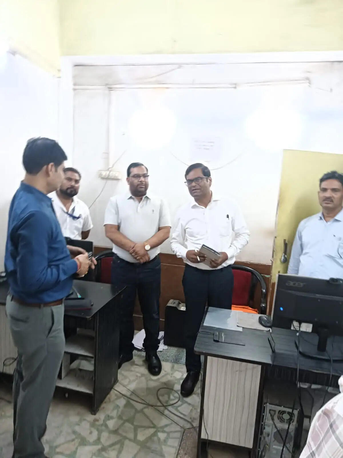 आरटीओ के औचक निरीक्षण से एआरटीओ कार्यालय में मचा हड़कंप, बाहर की दुकानें बंद