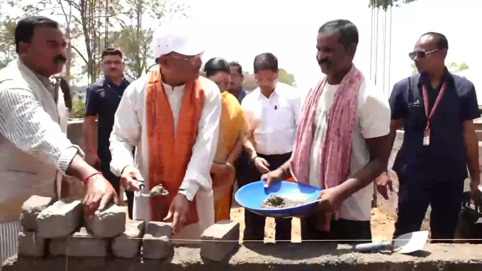 कच्ची झोपड़ी से पक्के घर तक का सपना हो रहा साकार,&nbsp;मुख्यमंत्री ने ईंट जोड़कर किया श्रमदान