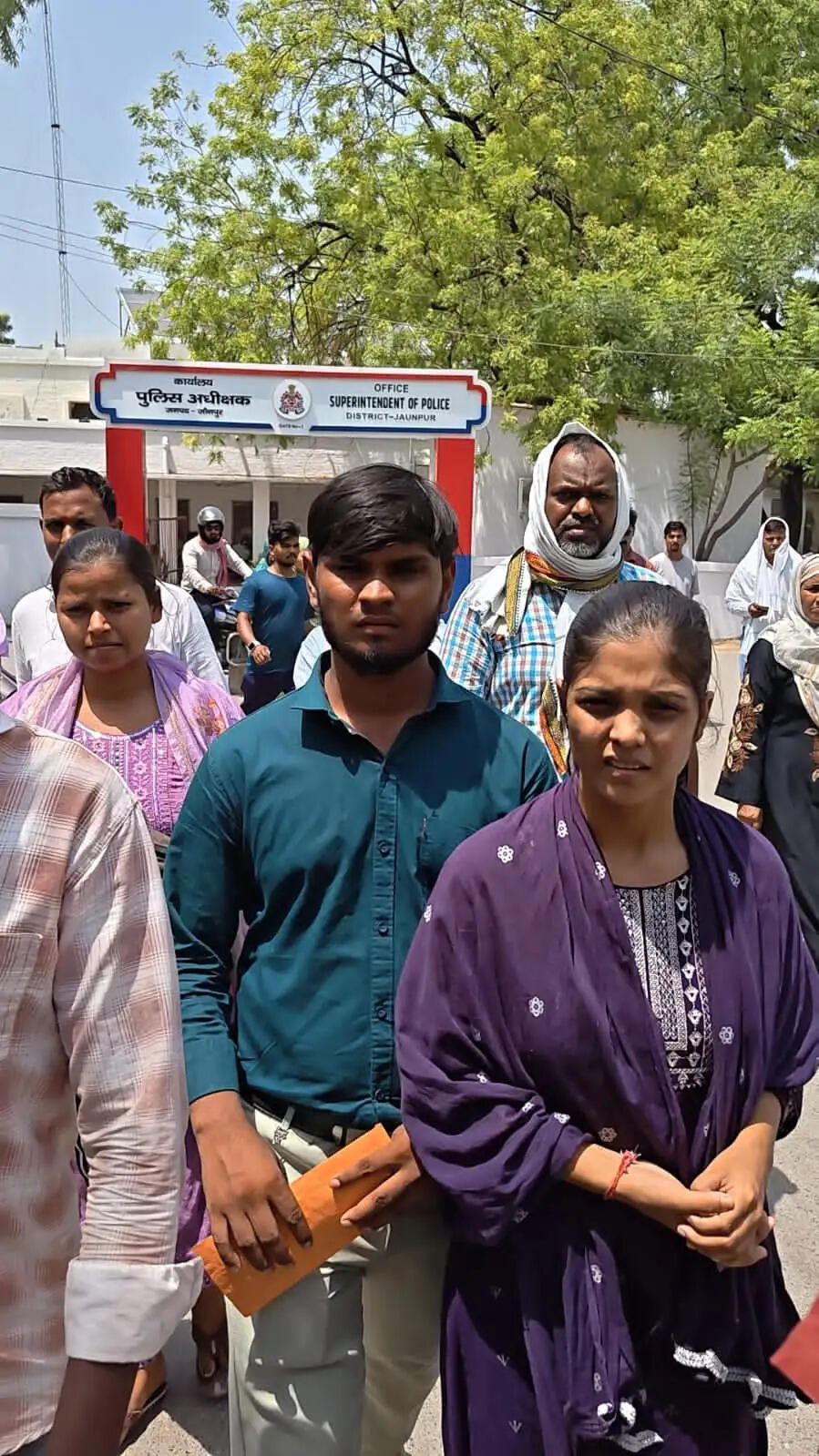 दूल्हा हत्याकांड के फरार आरोपितों के सरेंडर की आशंका से डरे परिजन, बहन ने जिलाधिकारी से लगाई न्याय की गुहार