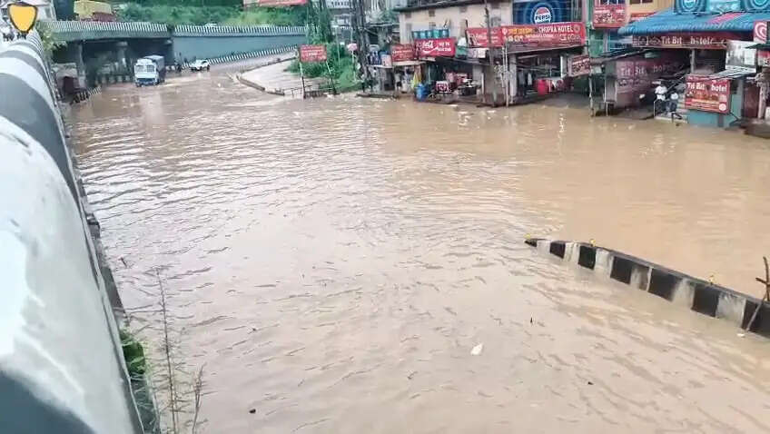 जोराबाट में राष्ट्रीय राजमार्ग पर भारी जल जमाव