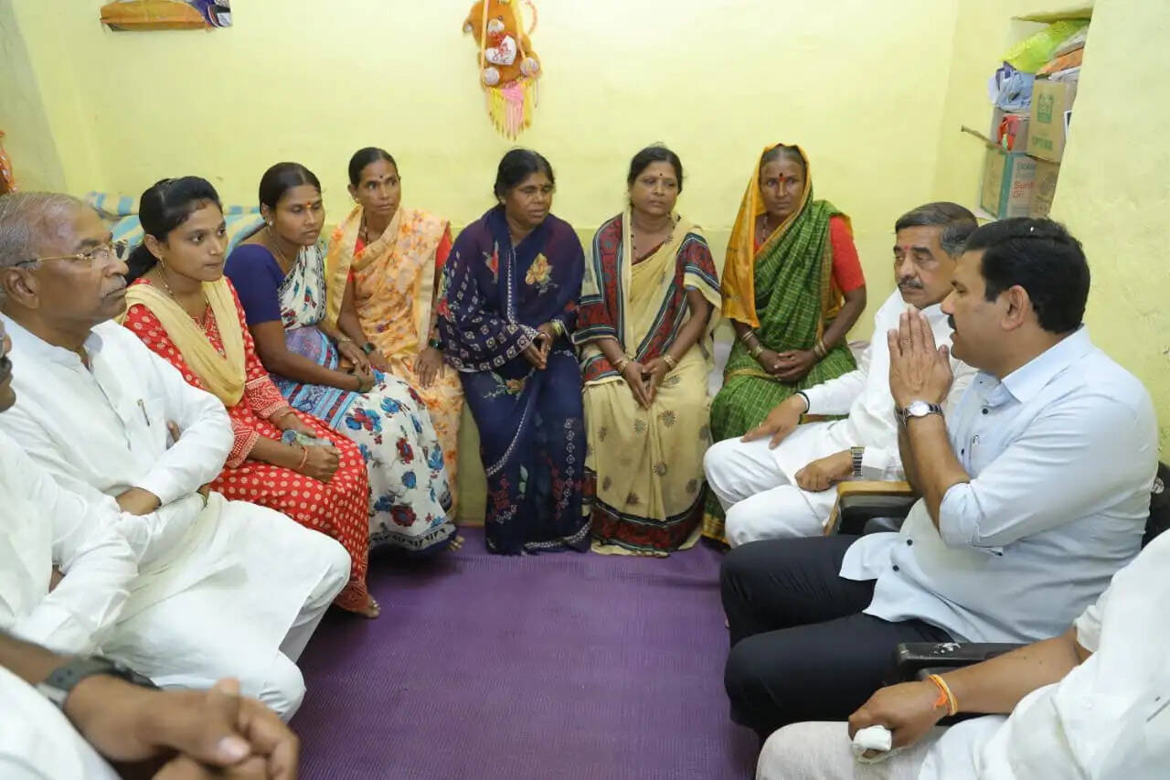 बागलकोट दंगा में गिरफ्तार हिन्दू् कार्यकर्ताओं के परिजनाें से मिले भाजपा नेता विजयेंद्र