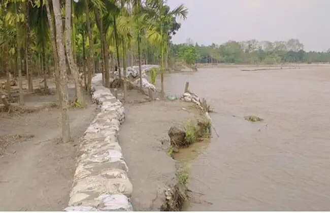 शिसामारा नदी का बढ़ता जलस्तर, टूटे बांध और वादों से नाराज़ लोगों का वोट बहिष्कार