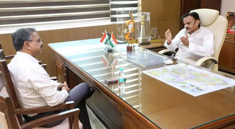 जिला अस्पतालों के उन्नयन और पद स्वीकृति की कार्यवाही प्राथमिकता से करें पूर्ण: उप मुख्यमंत्री शुक्ल