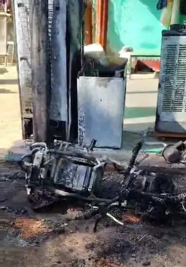 अनूपपुरः खड़ी इलेक्ट्रिक स्कूटी की फटी बैटरी लगी आग, परिजनों ने बाहर निकलकर जान बचाई