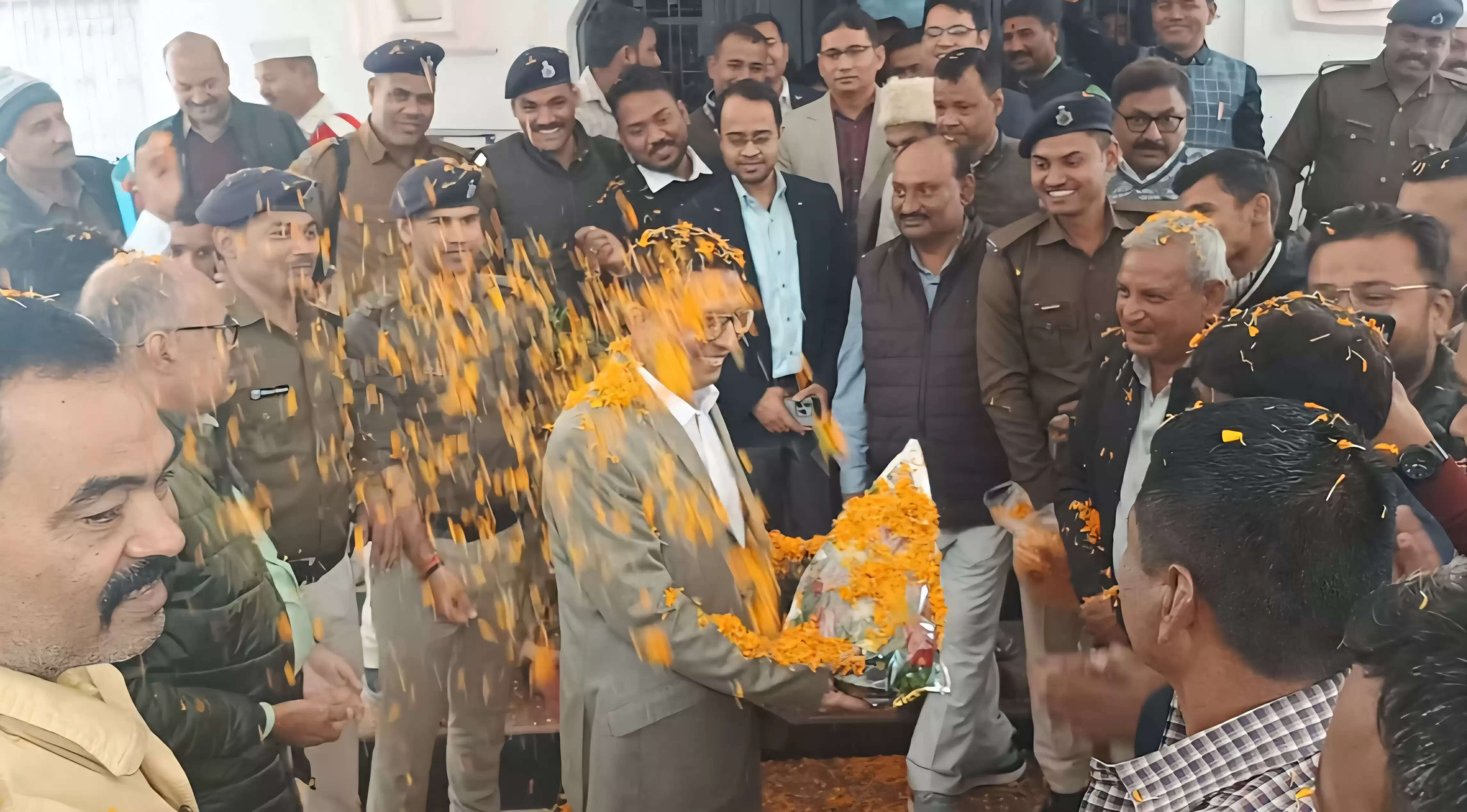 जिलाधिकारी अमन समीर की भावभीनी विदाई