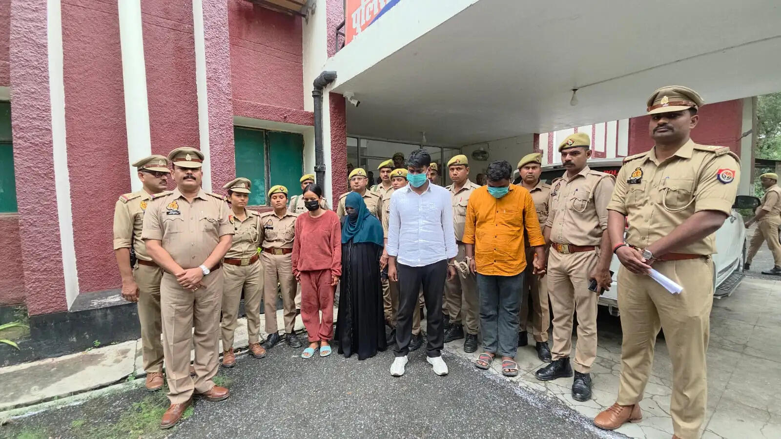 मऊ में निर्दोष को फंसाने के लिए बलात्कार का फर्जी मुकदमा लिखाया,षड्यंत्र में शामिल आरक्षी समेत चार गिरफ्तार