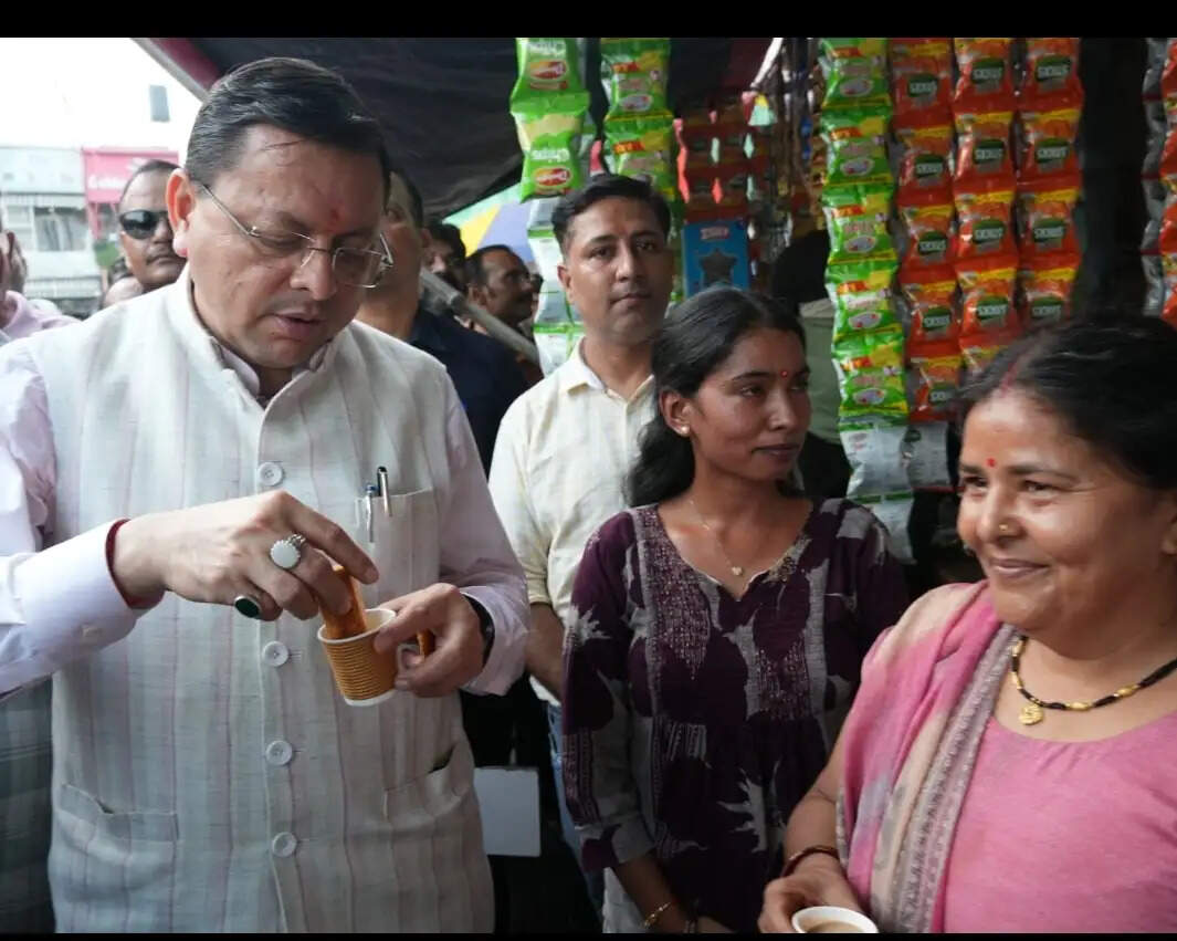 स्थानीय दुकानदारों से मिले धामी, बोले- छोटे कारोबारियों को बढ़ावा देना सामूहिक जिम्मेदारी