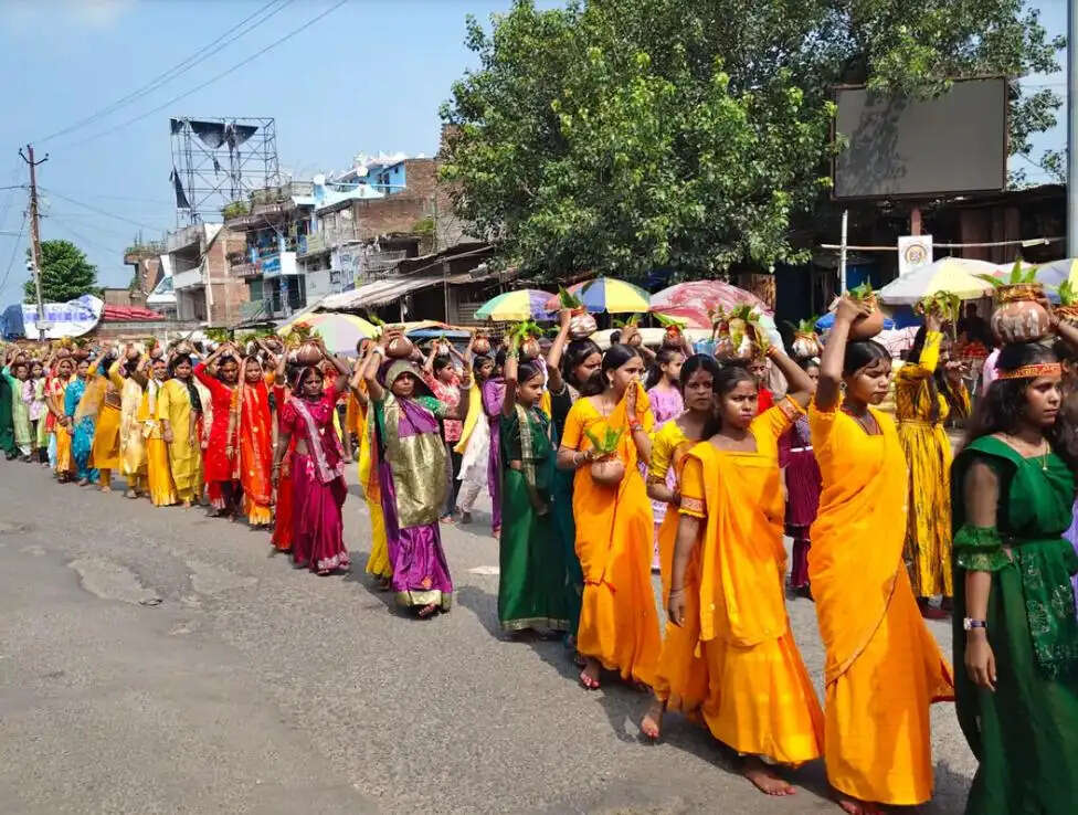 राधाकृष्ण झूलन महोत्सव को लेकर निकली भव्य कलश शोभायात्रा
