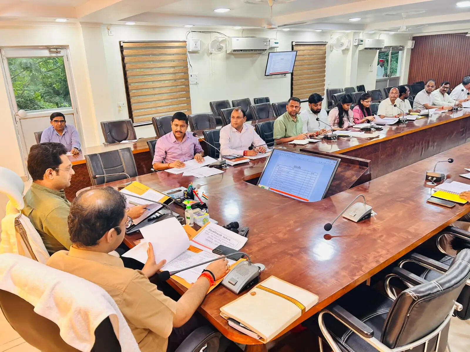विकास कार्यों में लापरवाही पर सख्त हुए जिलाधिकारी