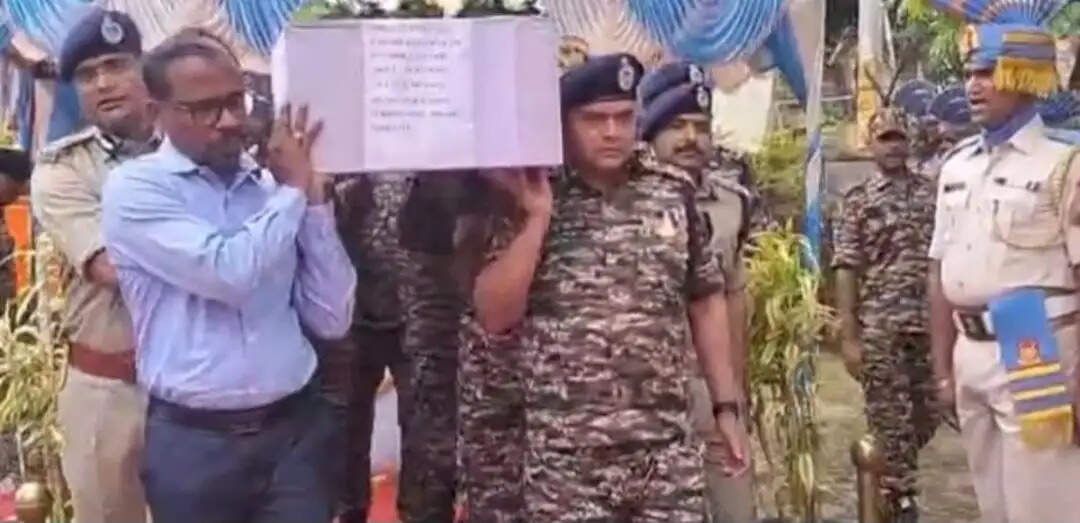 मृत जवान राकेश कुमार को दी गई श्रद्धांजलि, तीनों आईजी और डीआईजी ने दिया कंधा