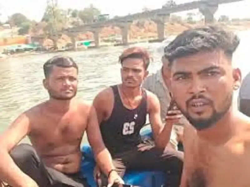 नरसिंहपुर में&nbsp;बरमान घाट पर नर्मदा में डूबे सागर के दो युवक,&nbsp;एसडीईआरएफ ने एक को बचाया, दूसरे की तलाश&nbsp;जारी