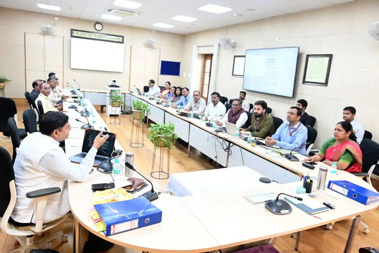 सिद्धार्थ विश्वविद्यालय कपिलवस्तु की जन भवन में नैक तैयारी से संबंधित हुई समीक्षा बैठक