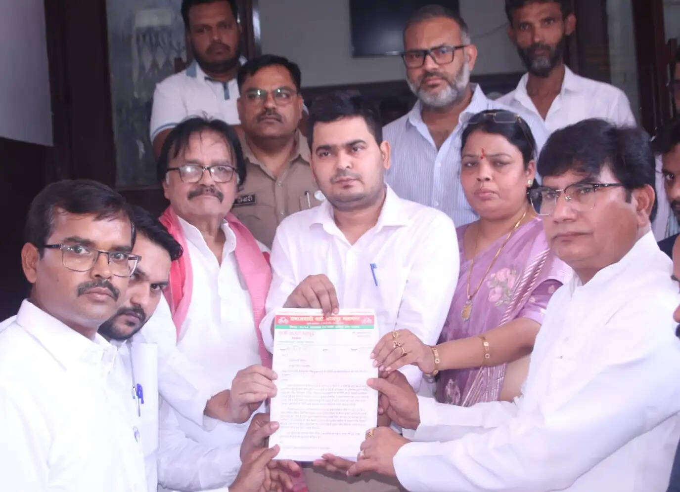 परेड के बीस हजार परिवारों पर रोजगार का संकट, दुकानदारों को न हटाने की मांग