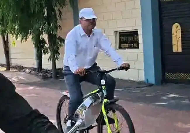 मप्रः न्यायाधीश जस्टिस बसंल साइकिल से पहुंचे हाई कोर्ट, तेल बचाने का दिया संदेश