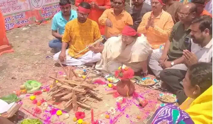 भाजपा प्रत्याशी शिखा चटर्जी ने किया यज्ञ, जीत की कामना