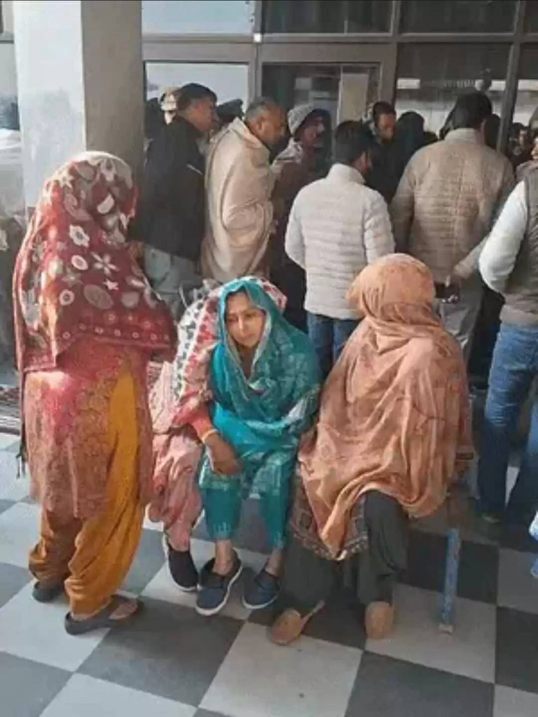 उत्तर प्रदेश के सहारनपुर मे एक ही परिवार के पांच लोगों के शव मिले, सभी के सिर पर गोली के निशान