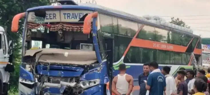 ट्रक से टकराई बस, पांच यात्री घायल