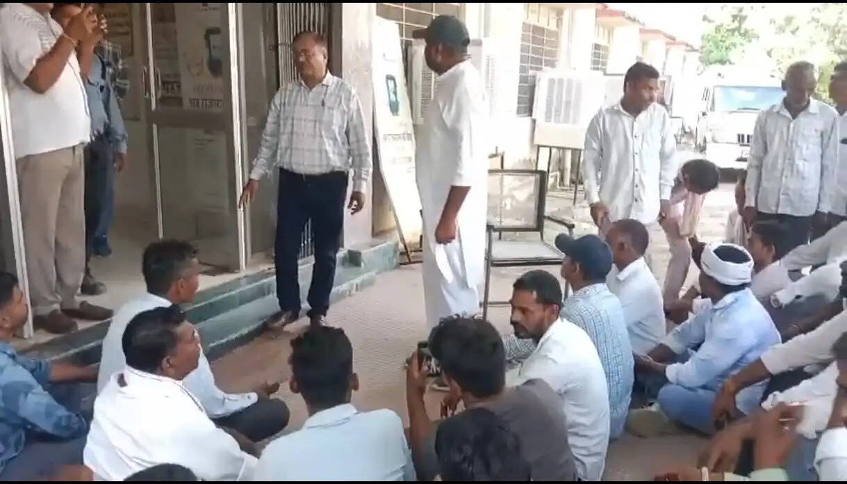 बिजली कटौती के विरोध में डूंगरपुर विधायक घोघरा फिर धरने पर बैठे
