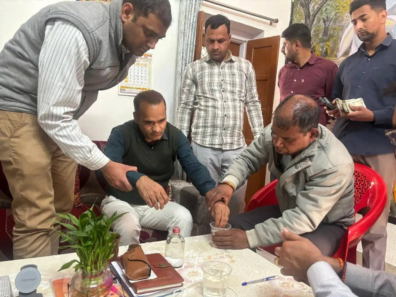 एक लाख की रिश्वत लेते बीडीओ गिरफ्तार