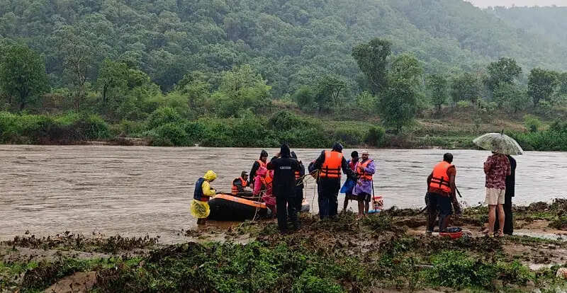 बालाघाटः बाढ़ में फंसे लोगों के लिए पुलिस बनी जीवनरक्षक, 16 ग्रामीणों को सुरक्षित निकाला