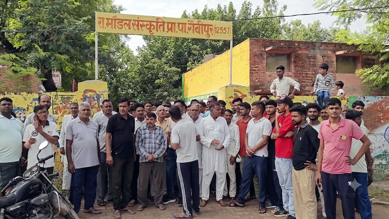 हिसार : स्कूल में शिक्षकों की कमी पर अभिभावकों का फूटा गुस्सा, तालाबंदी की चेतावनी के साथ तीन दिन का अल्टीमेटम