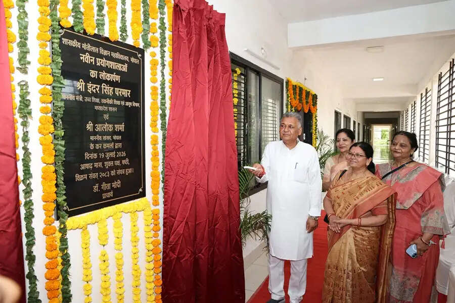 श्रेष्ठ नागरिक निर्माण का उपक्रम हैं शिक्षा के मंदिर : उच्च शिक्षा मंत्री परमार