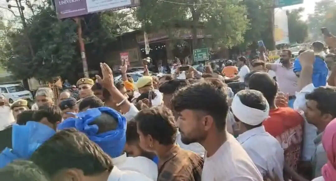बिजनौर जेल में बंदी का शव पेड़ से लटका मिला