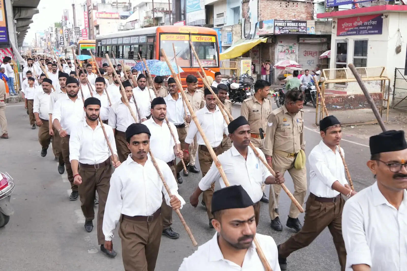 तेज वर्षा में भी नहीं रुके स्वयंसेवकों के कदम, पथ संचलन में दिखा अनुशासन
