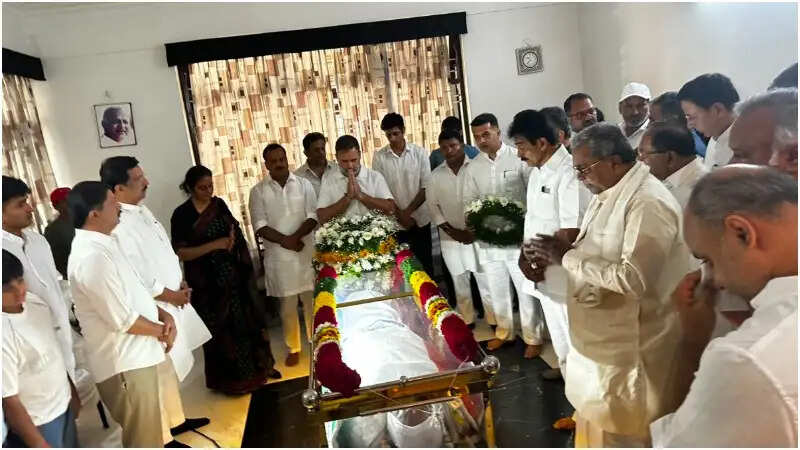 वरिष्ठ कांग्रेस नेता सूरज हेगड़े को राहुल गांधी ने दी श्रद्धांजलि, अंतिम दर्शन के लिए पहुंचे बेंगलुरु