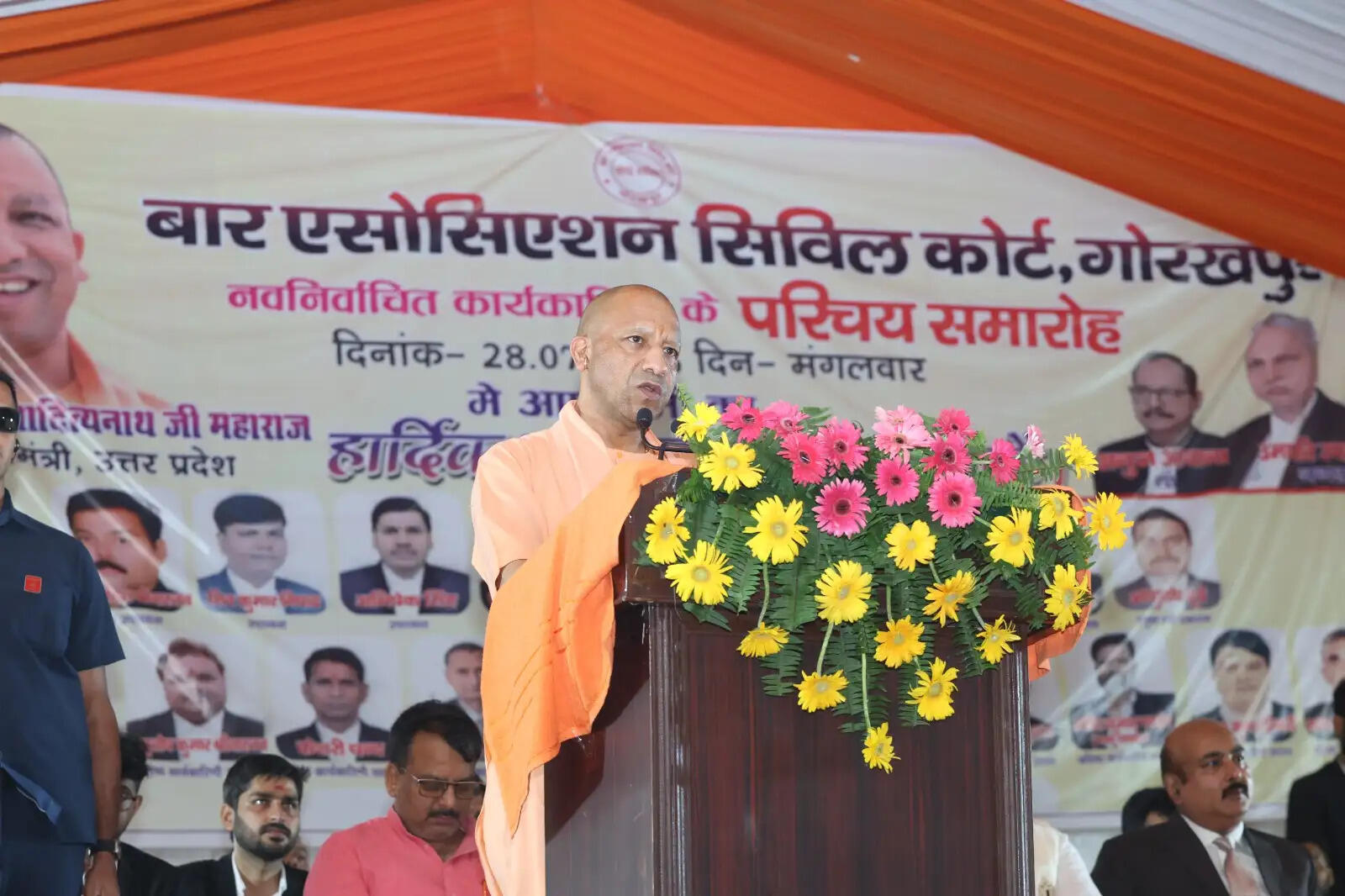 अधिवक्ताओं को कैशलेश इलाज की सुविधा देने को बनाएंगे व्यवस्था : मुख्यमंत्री योगी
