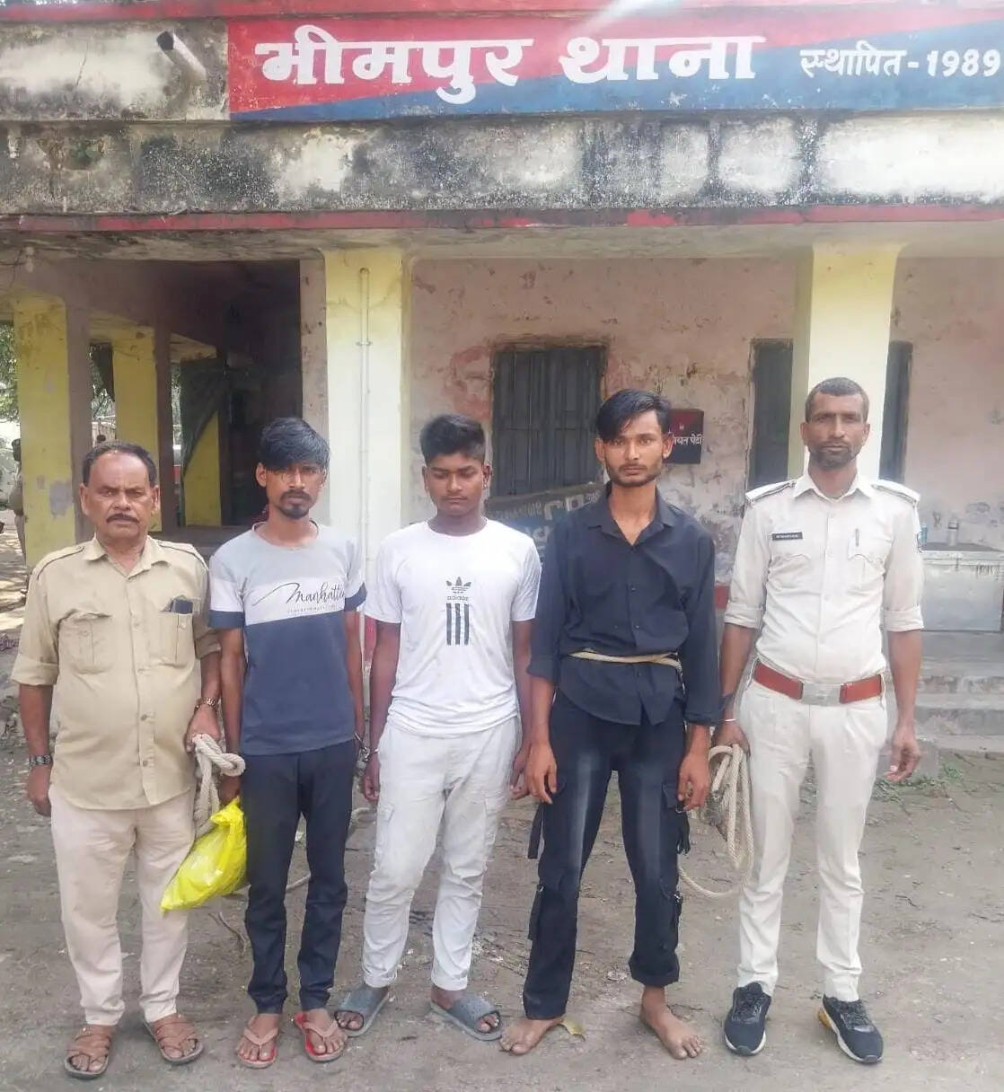 एससी /एसटी एक्ट के अभियुक्त सहित दो शराबी गिरफ्तार