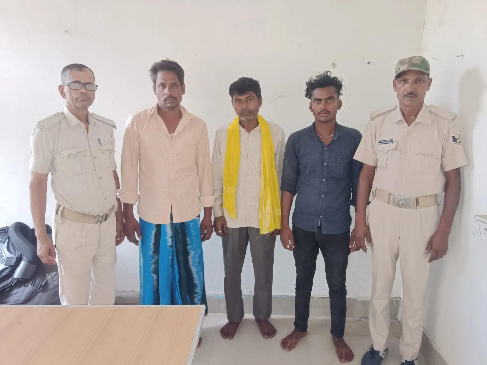 मवेशी लदा दो कंटेनर जब्त,82 मवेशी जब्त,तीन गिरफ्तार