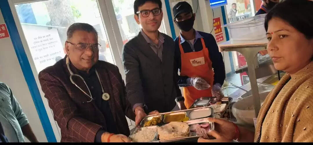 एसआरएन में मरीजों के परिवारजनों के साथ डॉ. दीपक अग्रवाल ने मनाया बेटे का वैवाहिक वर्षगांठ