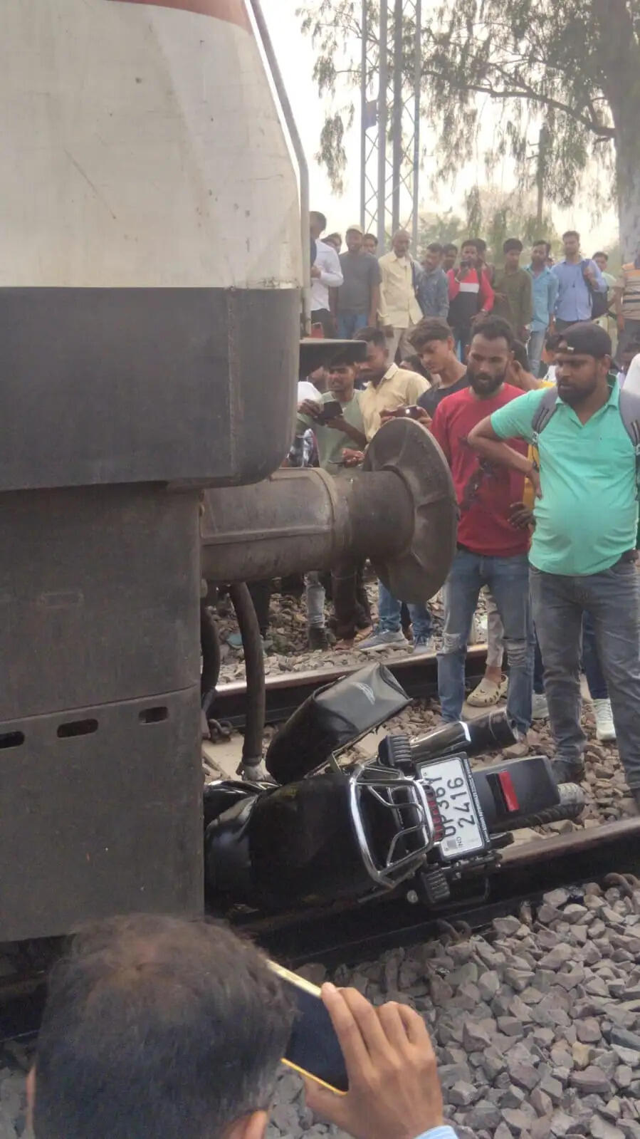 क्रासिंग पार करते समय ट्रेन की चपेट में आई बाइक, दाेनाें युवक सुरक्षित