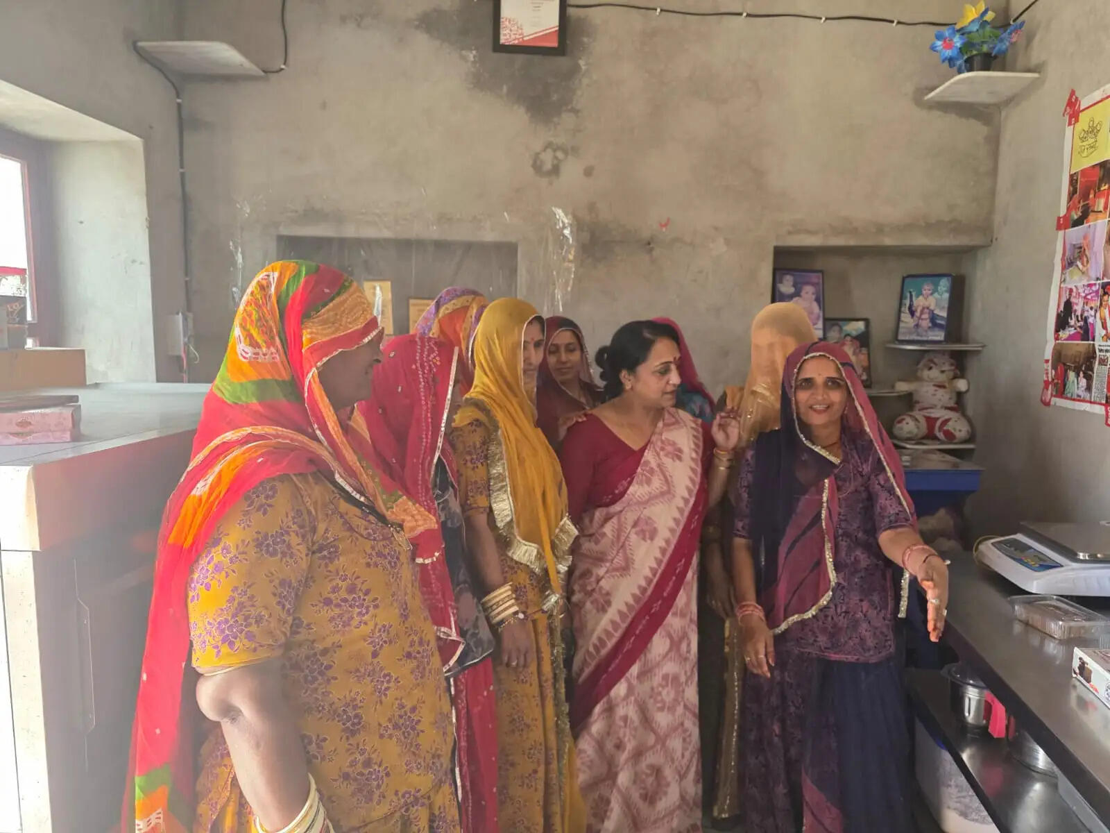 महिला समूहों के प्रयासों की सराहना राजीविका गतिविधियों का निरीक्षण किया