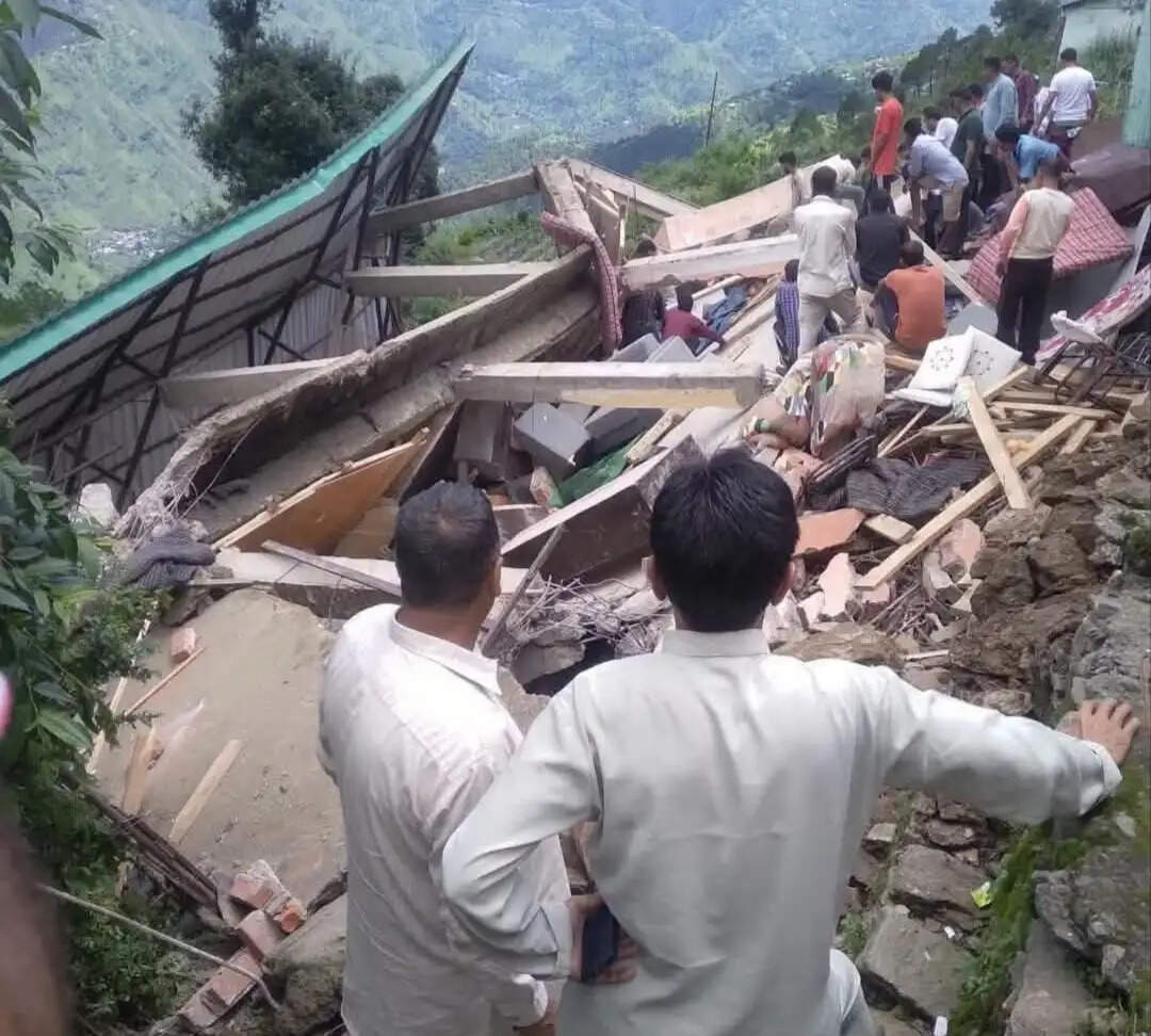 सिरमौर में तीन मंजिला मकान ढहने से मां-बेटी की मौत, दो मासूम बच्चियां घायल