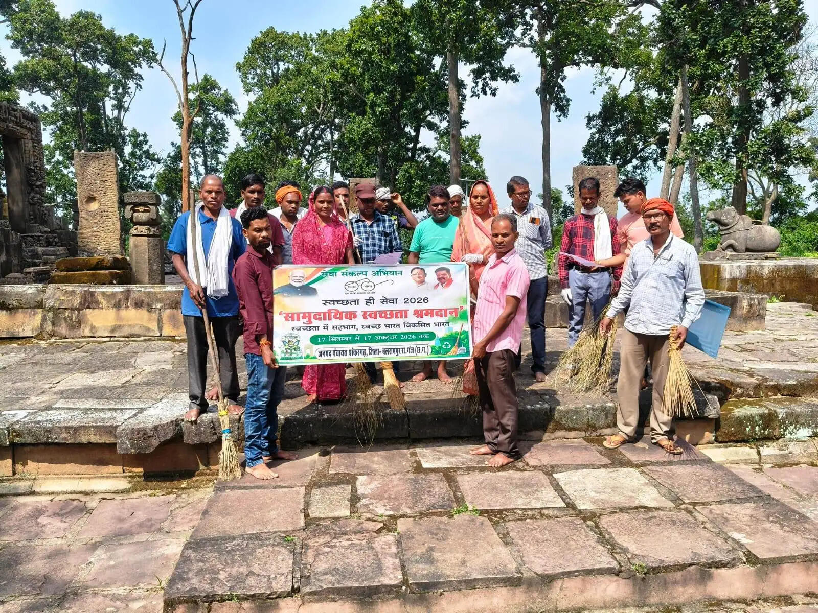 संवत सरना देव स्थल में ग्रामीणों ने किया स्वच्छता श्रमदान
