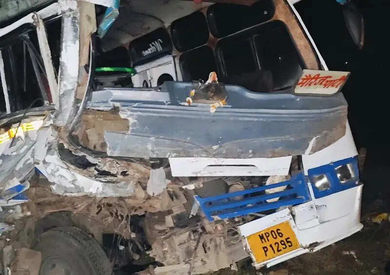 मध्य प्रदेश के भिंड में बस और वैन की टक्कर, 5 लोगों की मौत, 6 गंभीर घायल