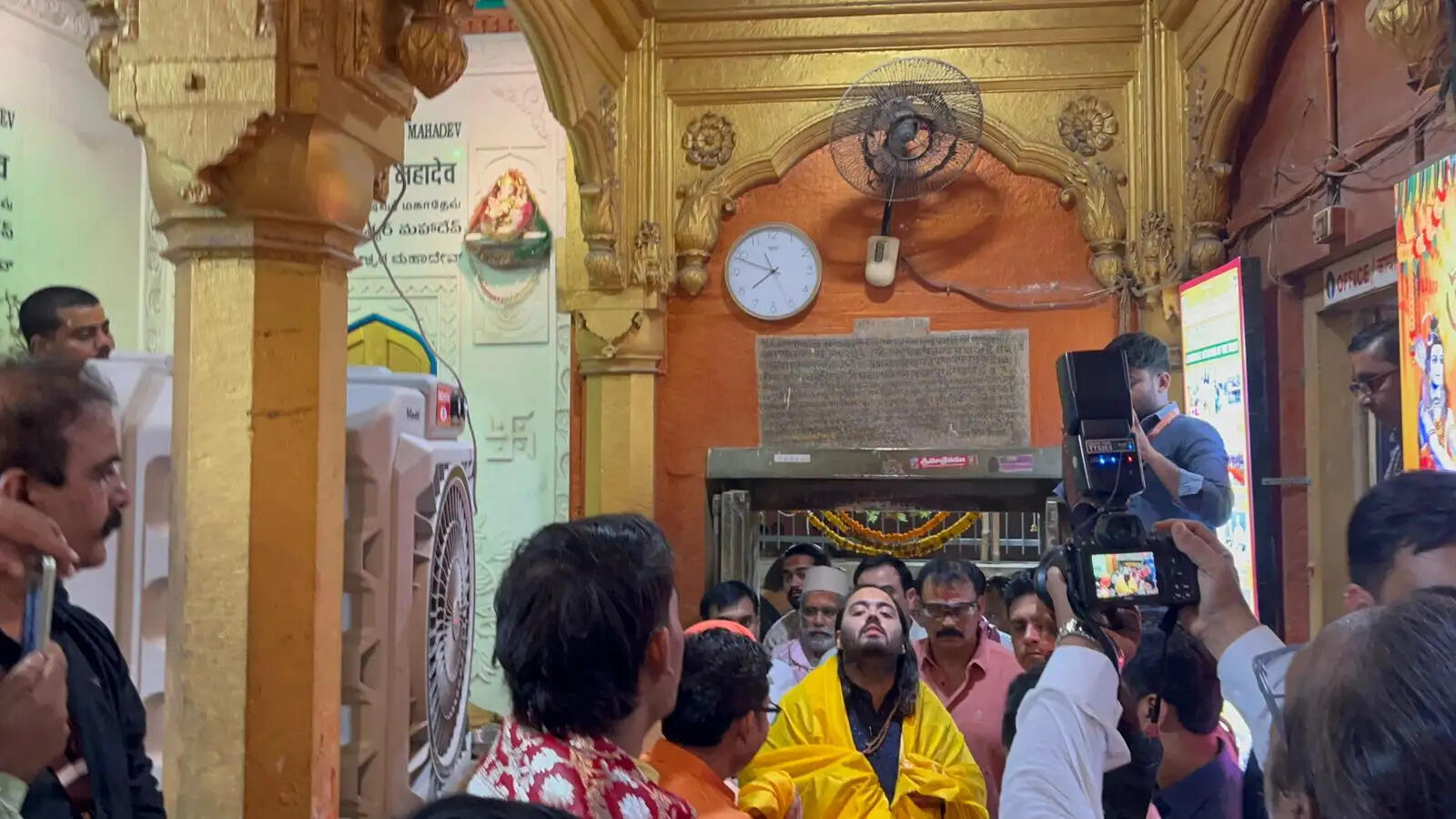 वाराणसी : अनंत अंबानी ने श्री काशी विश्वनाथ मंदिर और अन्नपूर्णा मंदिर में लगाई हाजिरी
