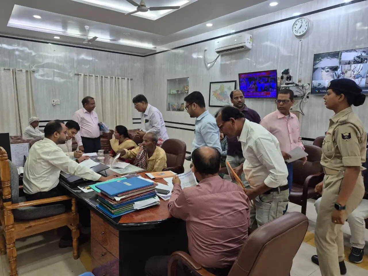 जिलाधिकारी ने 66 फरियादियों की सुनी समस्याएँ