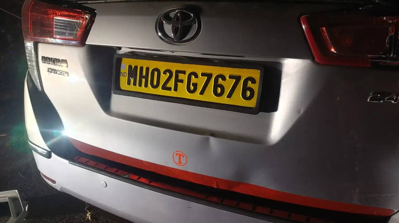 इनोवा कार की टक्कर से खंभा साे रहे बी-फार्मा छात्र पर गिरा, मौत