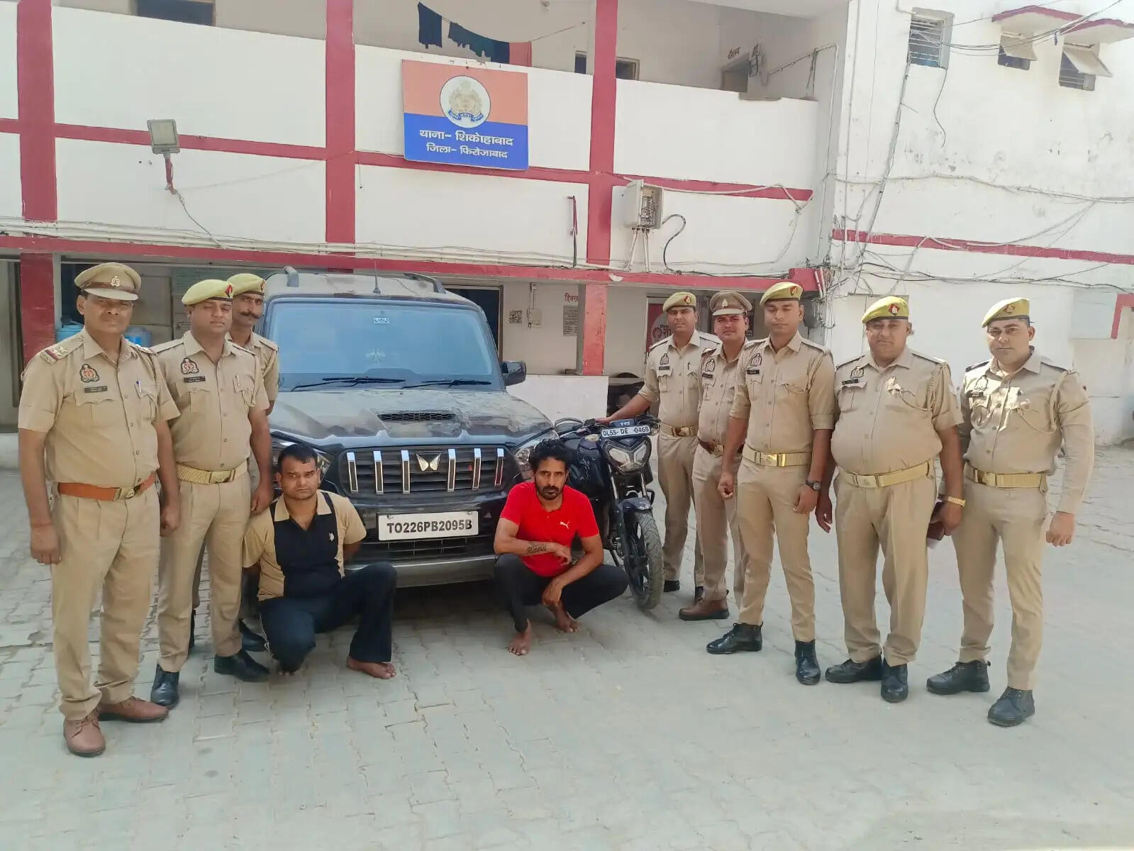 पुलिस मुठभेड़ में नोएडा के 3 शातिर बदमाश गिरफ्तार, 19 लाख की नकदी, असलहे और वाहन बरामद