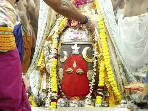 उज्जैन:&nbsp;रजत चंद्र-त्रिशूल, मुकुट और मुंडमाल से सजे बाबा महाकाल, भस्म आरती में गूंजे जयकारे